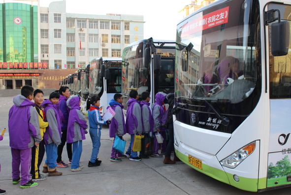 栖霞公交圆满完成栖霞市首批小学生研学旅行运