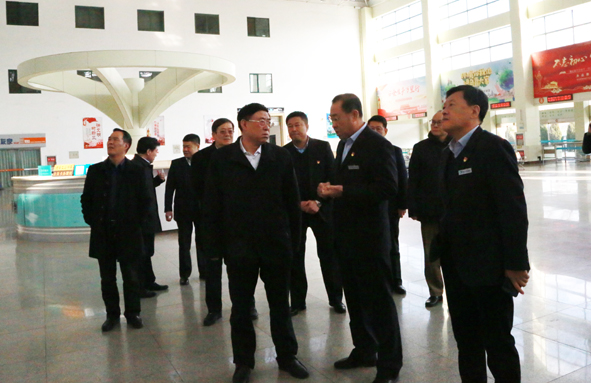 实地查看南站候车厅王中副市长一行现场查看了汽车南站售票厅,候车厅